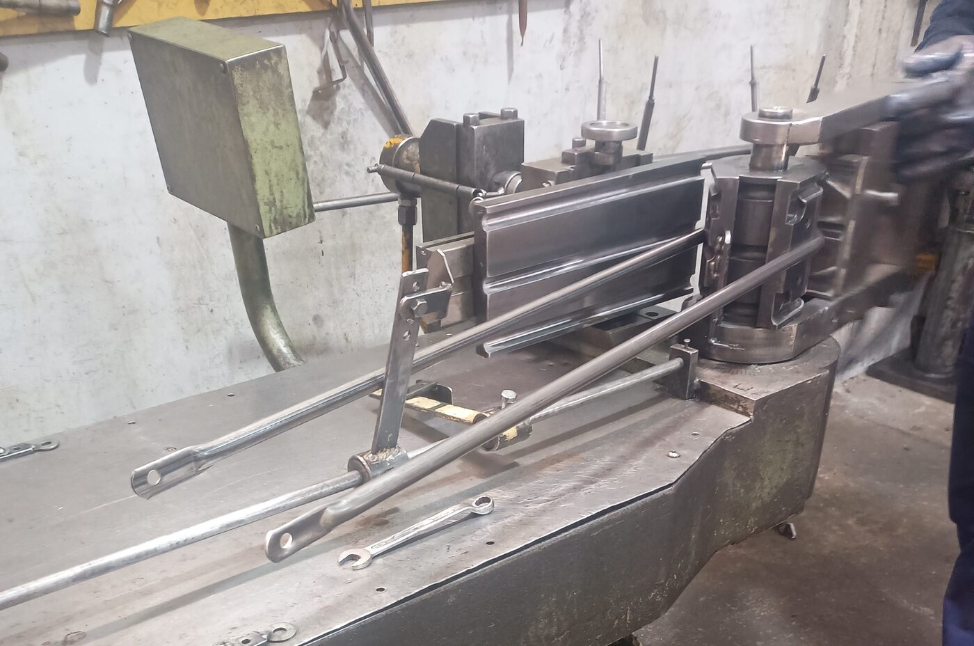 Proceso de doblado en acción — Jovica Industrial