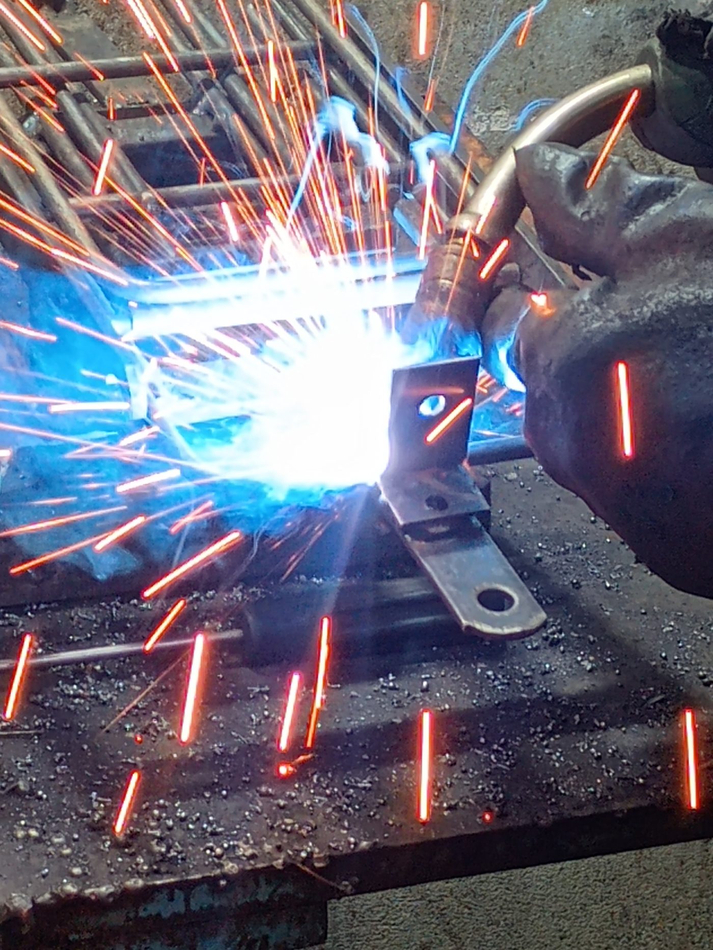 Soldadura MIG con chispas en taller Jovica Industrial